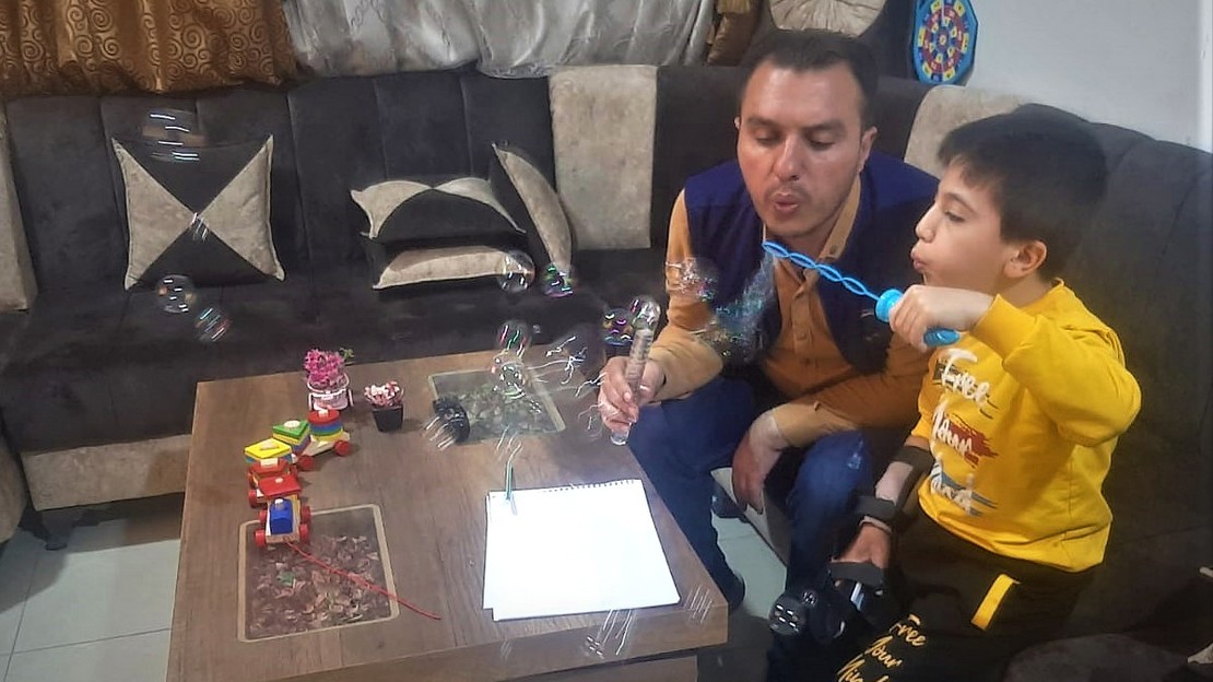 Taim, 8 ans, est avec sa mère le seul survivant de sa famille, victimes du séisme du 6 février 2023. Les partenaires de Handicap International en Syrie l'aident à se reconstruire grâce à des activités ludiques, ici avec le psychologue qui le suit.