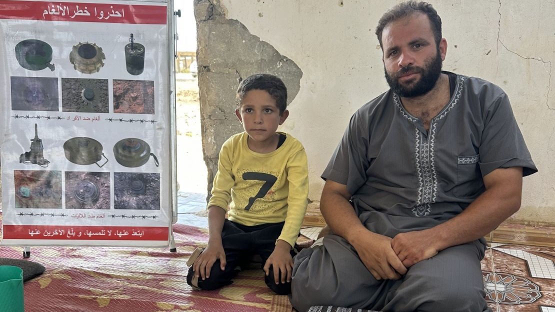 Yahya et son fils lors d'une séance d'éducation aux risques