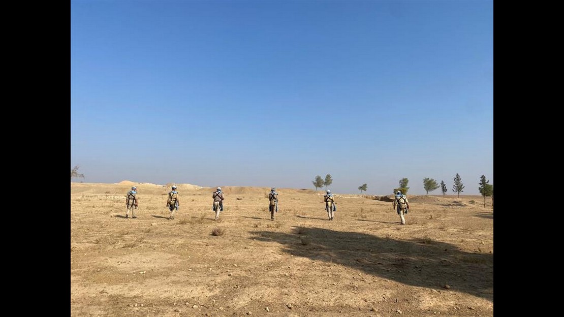 Opération de nettoyage d'une zone de combat avec des chercheurs qui recherchent visuellement des restes explosifs de guerre.