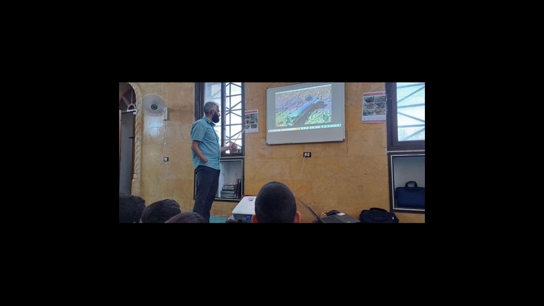 Mohammad Al-Abdullah pendant une séance d'éducation aux risques avec des enfants.