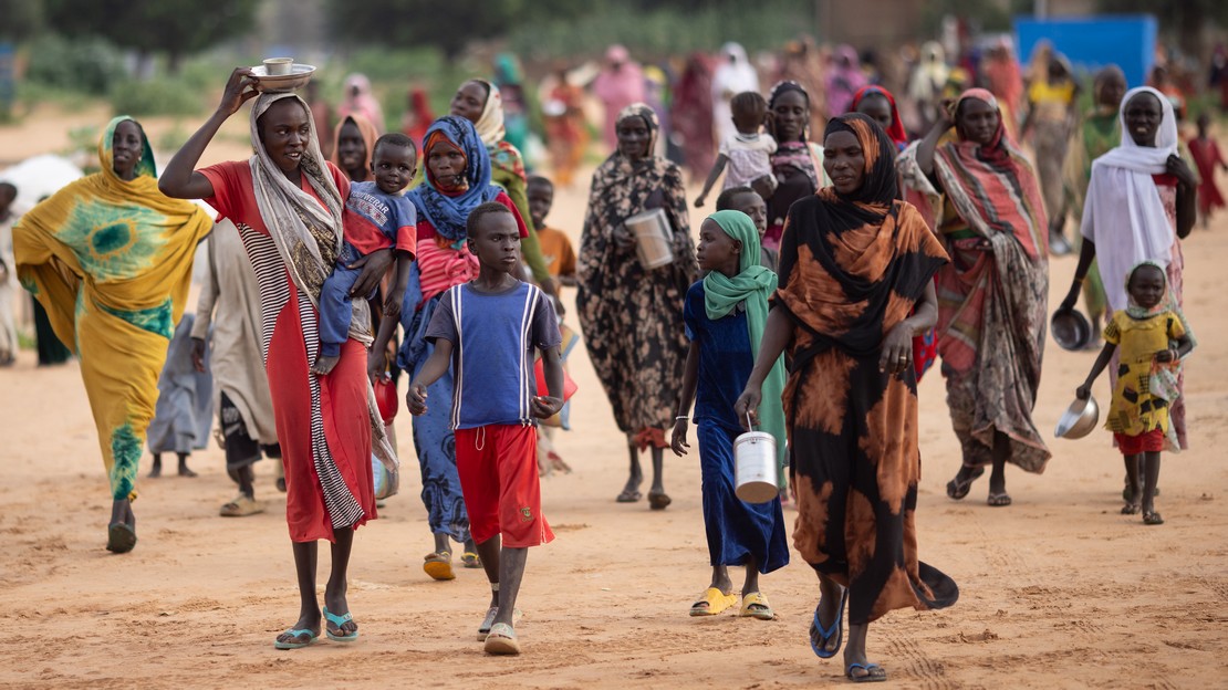 Au Tchad, des réfugiés soudanais dans le camp d'Adré, où ils vivent après avoir fui le conflit dans l'ouest du Darfour.