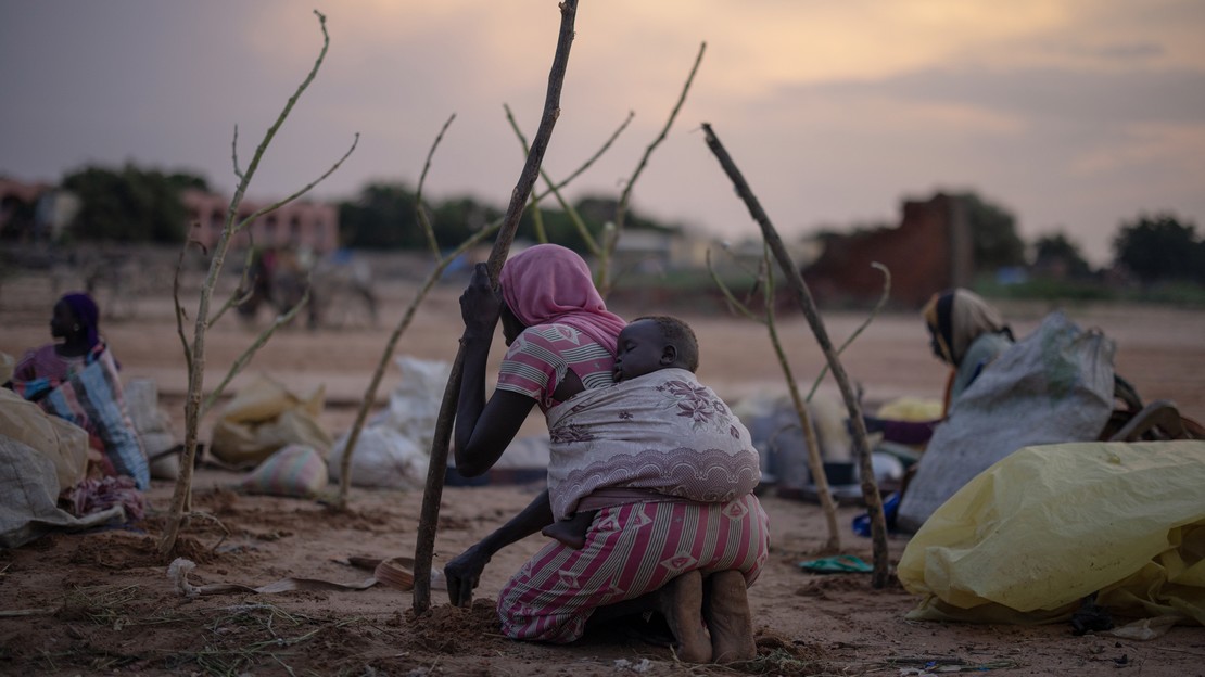 Des réfugiés soudanais en train d'installer un camp au Tchad.
