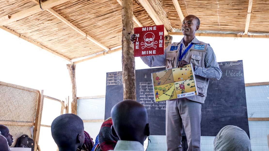 Un agent communautaire de HI anime une séance d'éducation aux risques pour les enfants d’une école de la région du Lac au Tchad