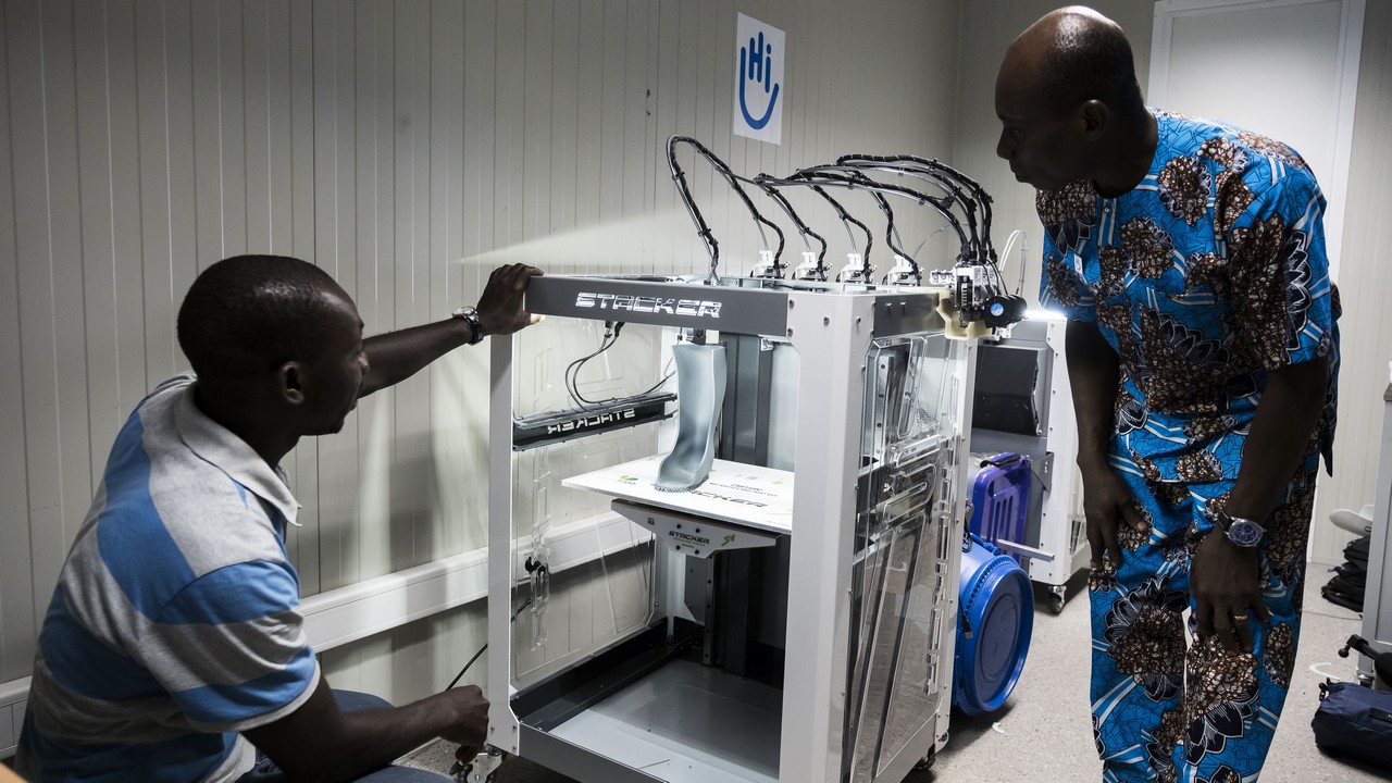 Imprimante utilisant la technologie 3D pour imprimer des prothèses à Lomé au Togo - Handicap International
