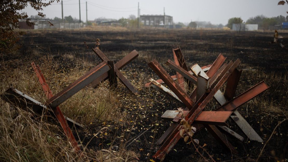 Sud de la ville de Dnipro, avec des champs et des barrières militaires en octobre 2023.