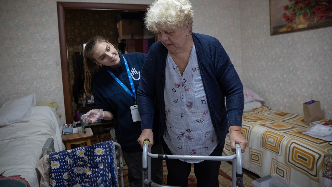 Antonina Kolytova, 68 ans, de Vuhledar, reçoit une séance de rééducation et de mobilité de la part de la kinésithérapeute de HI, Maria Topka.