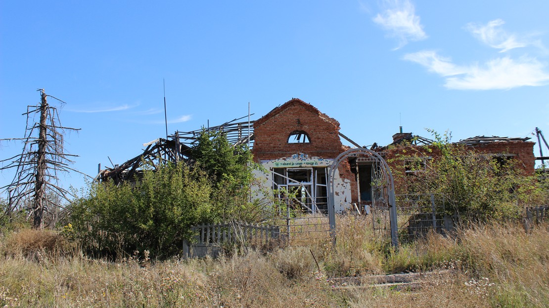 En Ukraine, une école de la région de Kharkiv détruite par un tir de roquette.