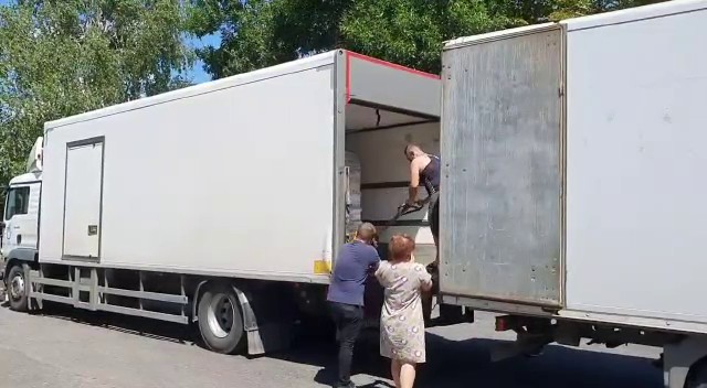 Un "kiss" de camions dos à dos en Ukraine pour transporter des biens destinés à la population © HI