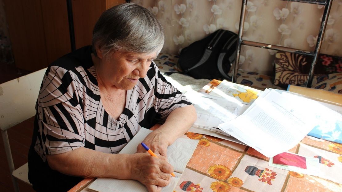 Lidiya Ivanivna, grièvement blessée à la main droite lors d'une attaque de bombes à sous-munitions en mars 2022 en Ukraine.