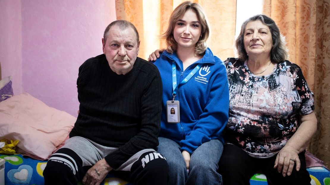 Kateryna avec Mykola et Lidiia dans un centre d’accueil de la ville de Mykolaiv.