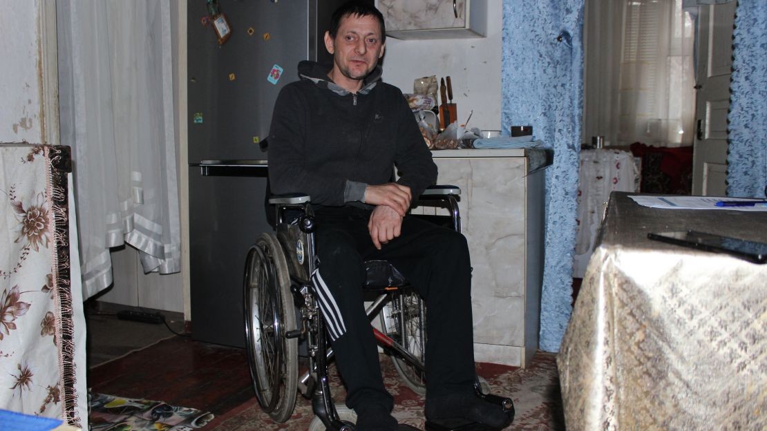 Oleksandr Hurtov chez sa sœur à Biletske, où il vit désormais après avoir été victime d’une attaque de drone.