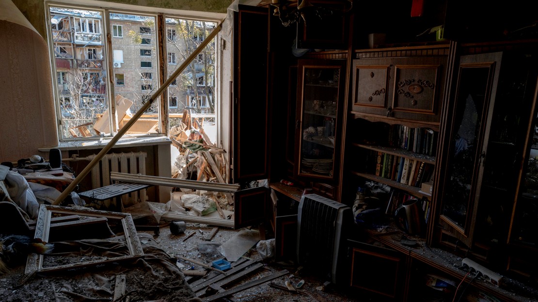 Dans une zone résidentielle de Kiev en Ukraine, photo d'un appartement partiellement détruit (image d'archive 2022)