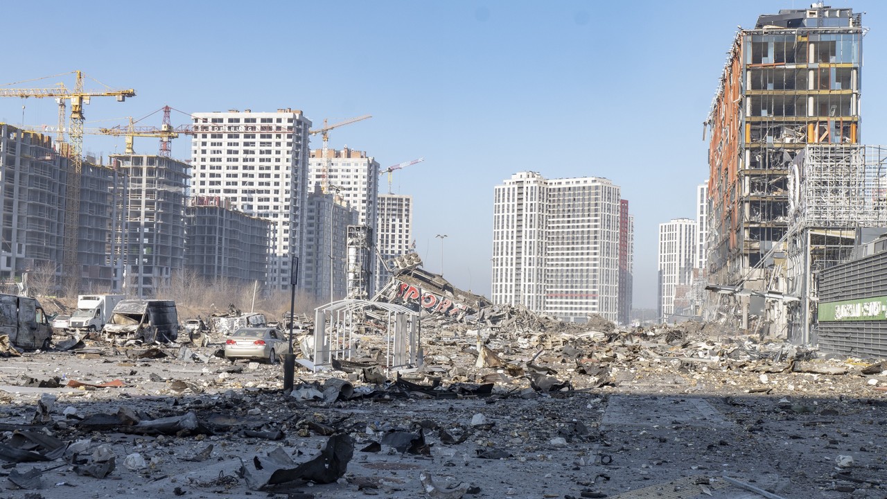 À Kiev en Ukraine, un missile s'est abattu dans la nuit sur un centre commercial et son parking, tuant 8 personnes.