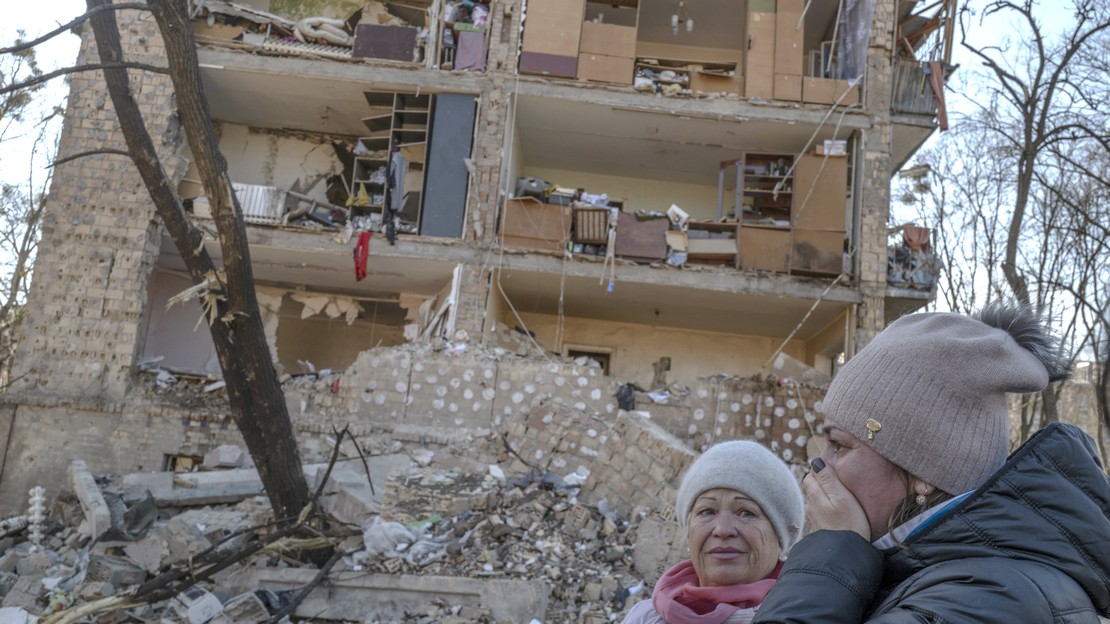 Vers 8h du matin un missile s'est abattu dans ce quartier résidentiel de Kiev en Ukraine. Un enfant a été tué et 23 blessés sont à déplorer.