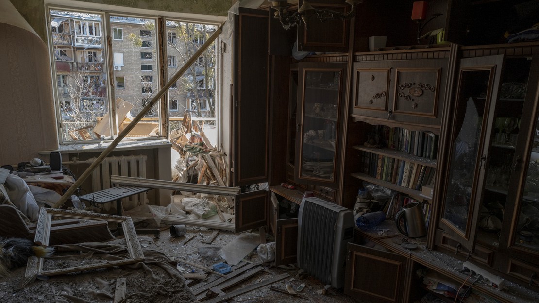 Ukraine, fin mars 2022. Un missile s'est abattu dans ce quartier résidentiel de Kiev. Un enfant tué et 23 blessés sont à déplorer.