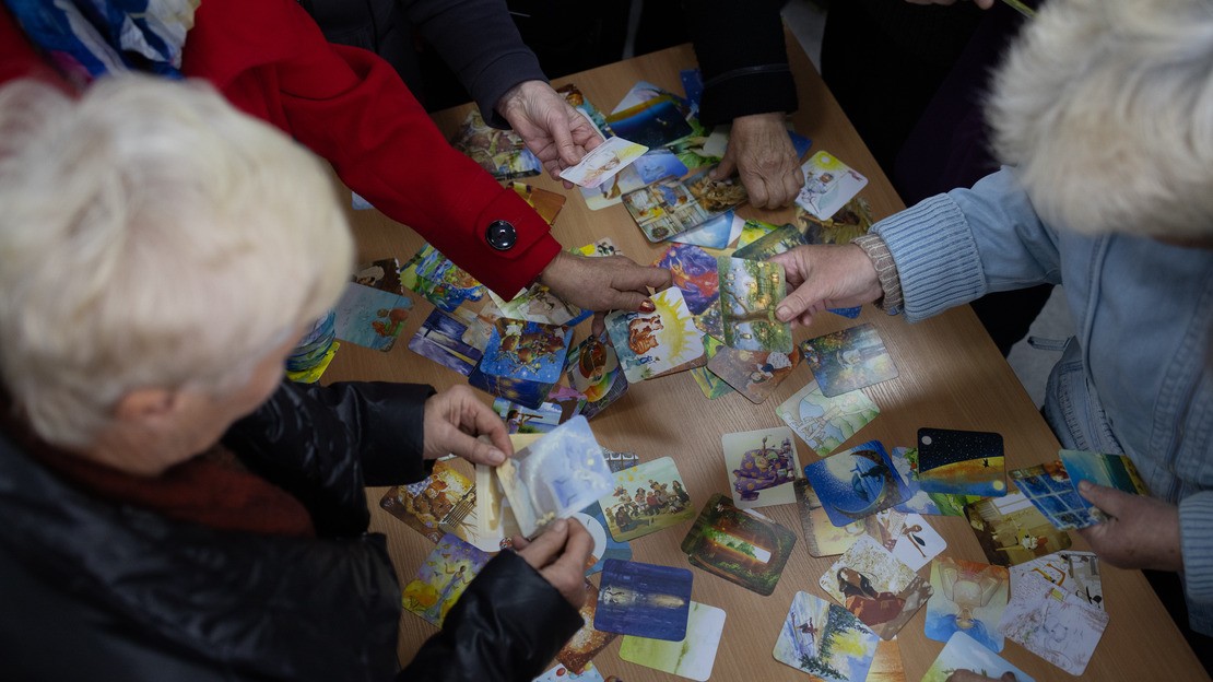 Divers outils, comme ces cartes dessinées, sont utilisés par les participants des groupes de soutien psychosocial pour les aider à partager leurs émotions.