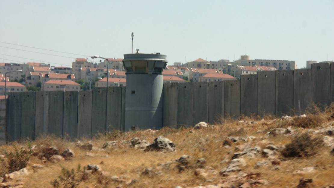 Un mur et un mirador devant un village