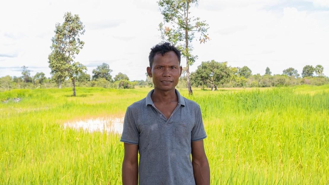 Yem Yon est l'un des dix agriculteurs cambodgiens autorisés à remettre en culture les terres entourant le village, désormais sécurisées.