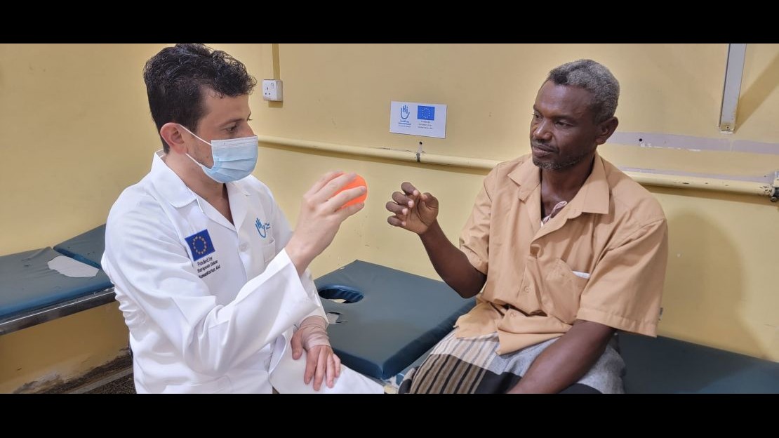 Un homme suit une séance de réadaptation dans un hôpital au Yémen.