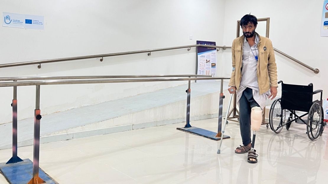 Un homme d'une quarantaine d'années dans un centre de réadaptation au Yémen.