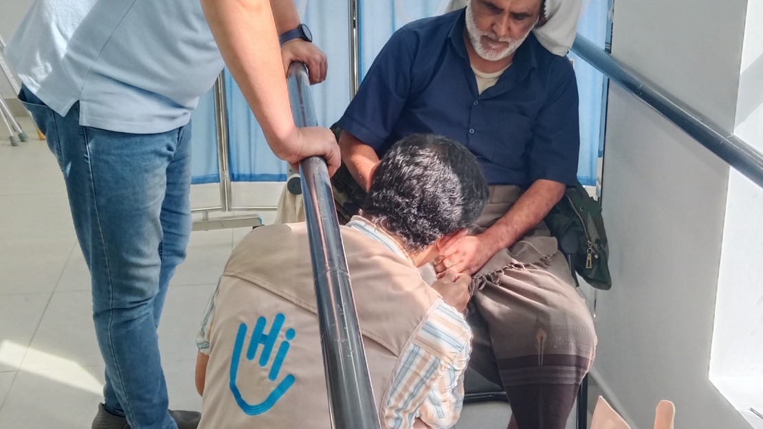 Un homme amputé d'une jambe essaye une prothèse.