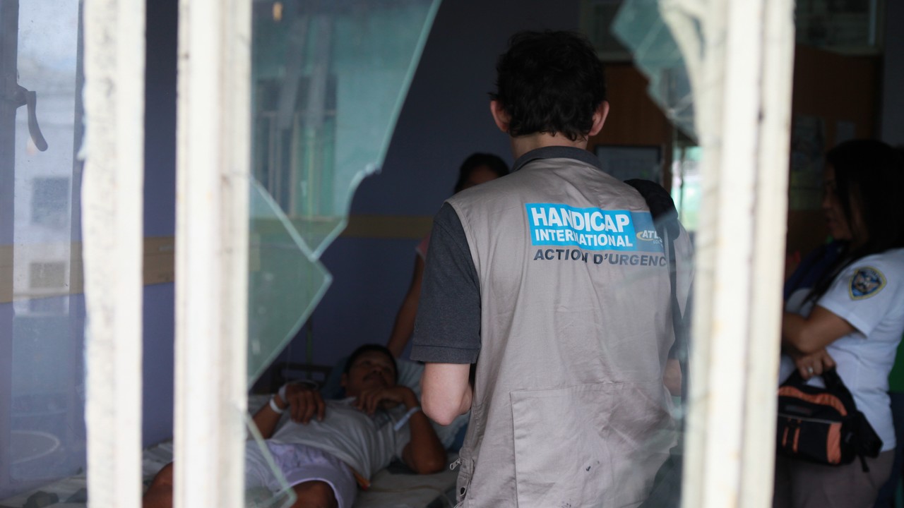 Un ergothérapeute de Handicap International effectue une première visite auprès des blessés dans les hôpitaux de la ville de Tacloban, violemment touchée par le typhon Haiyan.
