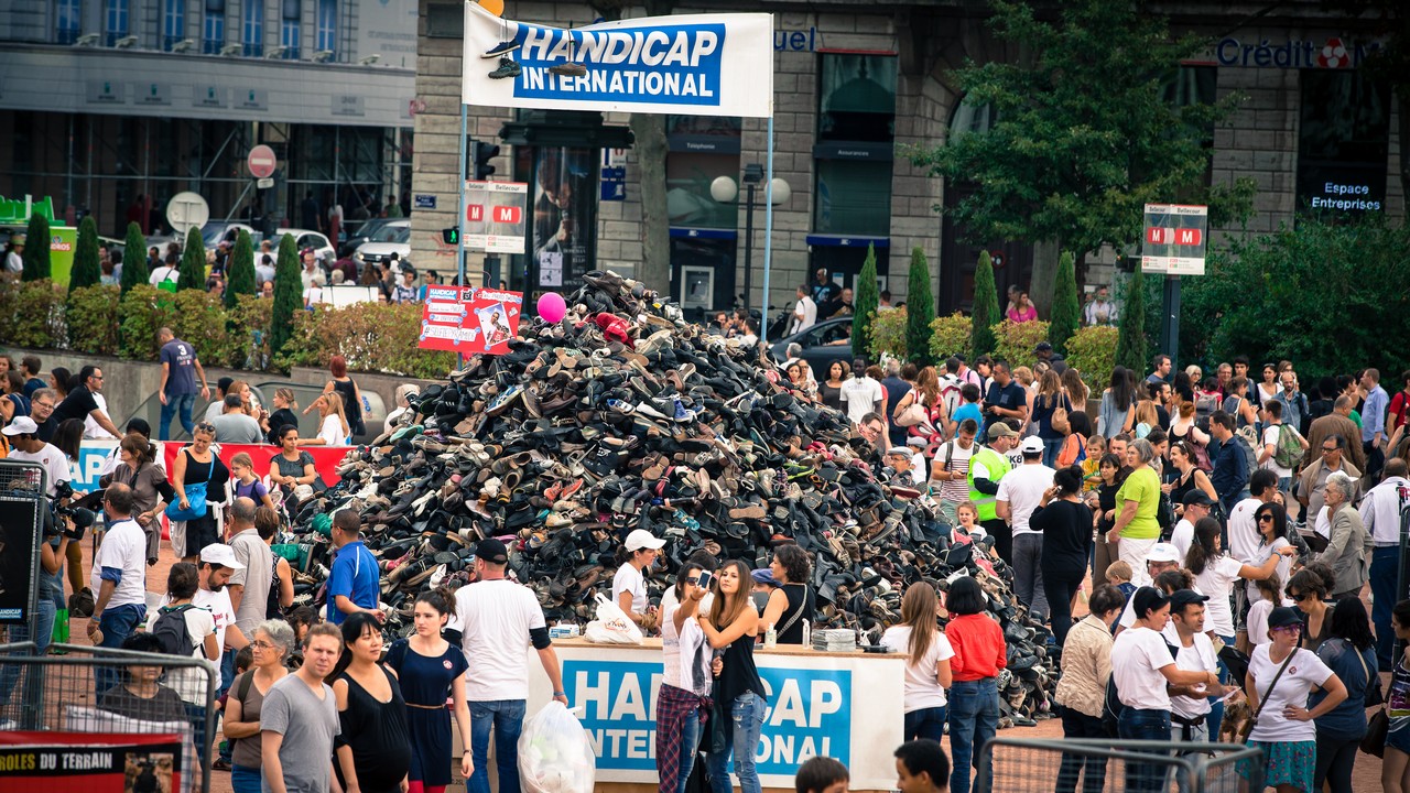 Pyramide de chaussures, les Français se mobilisent aux côté de Handicap International contre les bombardements de civils.