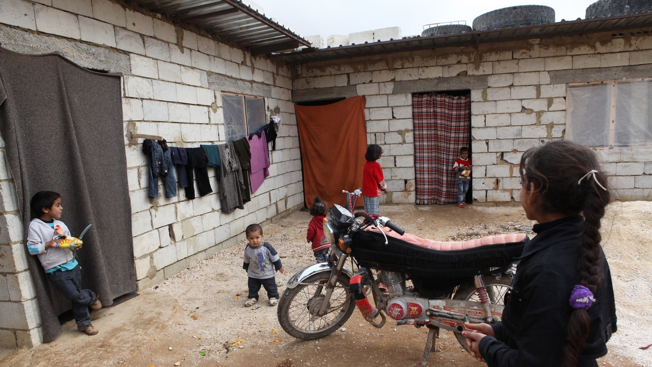 Liban : enfants réfugiés syriens devant leur abris de fortune