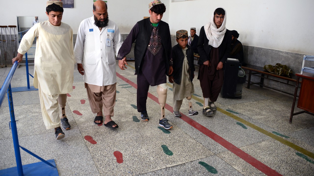 À Kandahar en Afghanistan, le centre de réadaptation géré depuis 20 ans par Handicap International est devenue une référence pour aider les personnes blessées et handicapées.