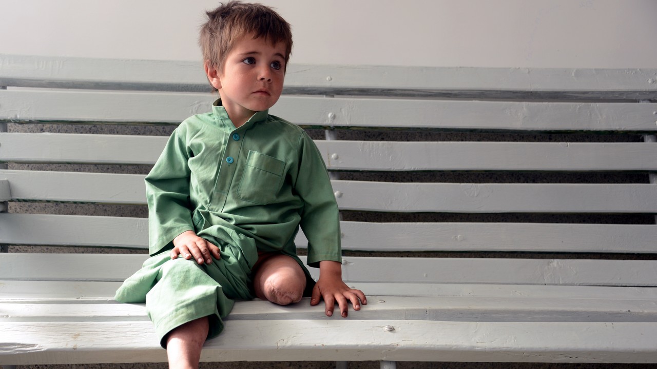 Sayed est un jeune Afghan de 6 ans victime d'un engin explosif improvisé. Il a dû être amputé de sa jambe blessée pour survivre. Il est suivi par Handicap International depuis fin 2014.