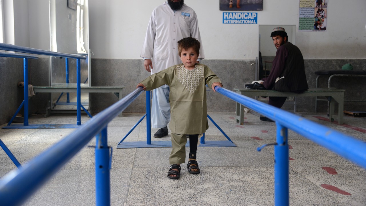 Au centre de réadaptation de Kandahar en Afghanistan, le petit Sayed, 6 ans, fait des progrès rapides avec l'aide de Handicap International.