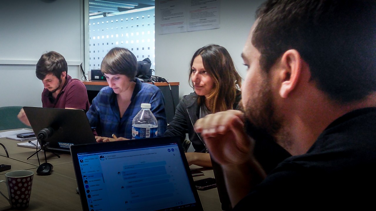 Audrey Lecomte (troisième à partir de la gauche), coordinatrice de l'équipe de Handicap International avant le départ en Haïti