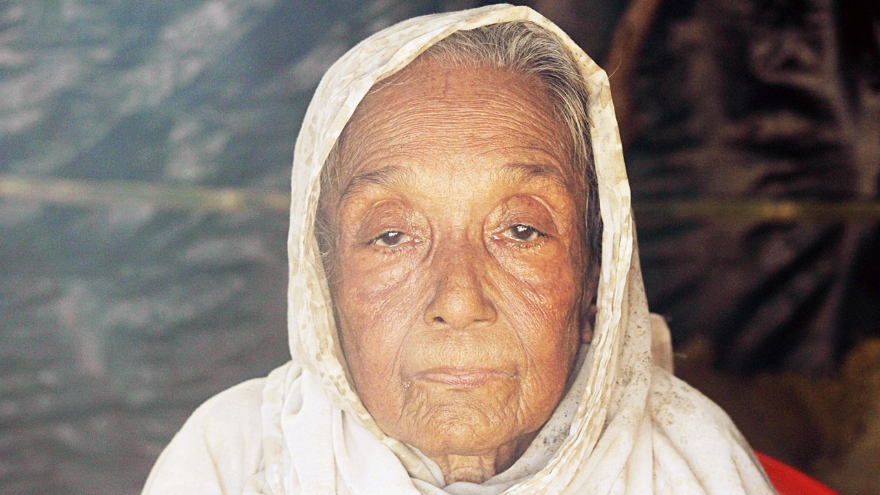 Zibon Sona, réfugiée au Bangladesh, reçoit l'aide de Handicap International