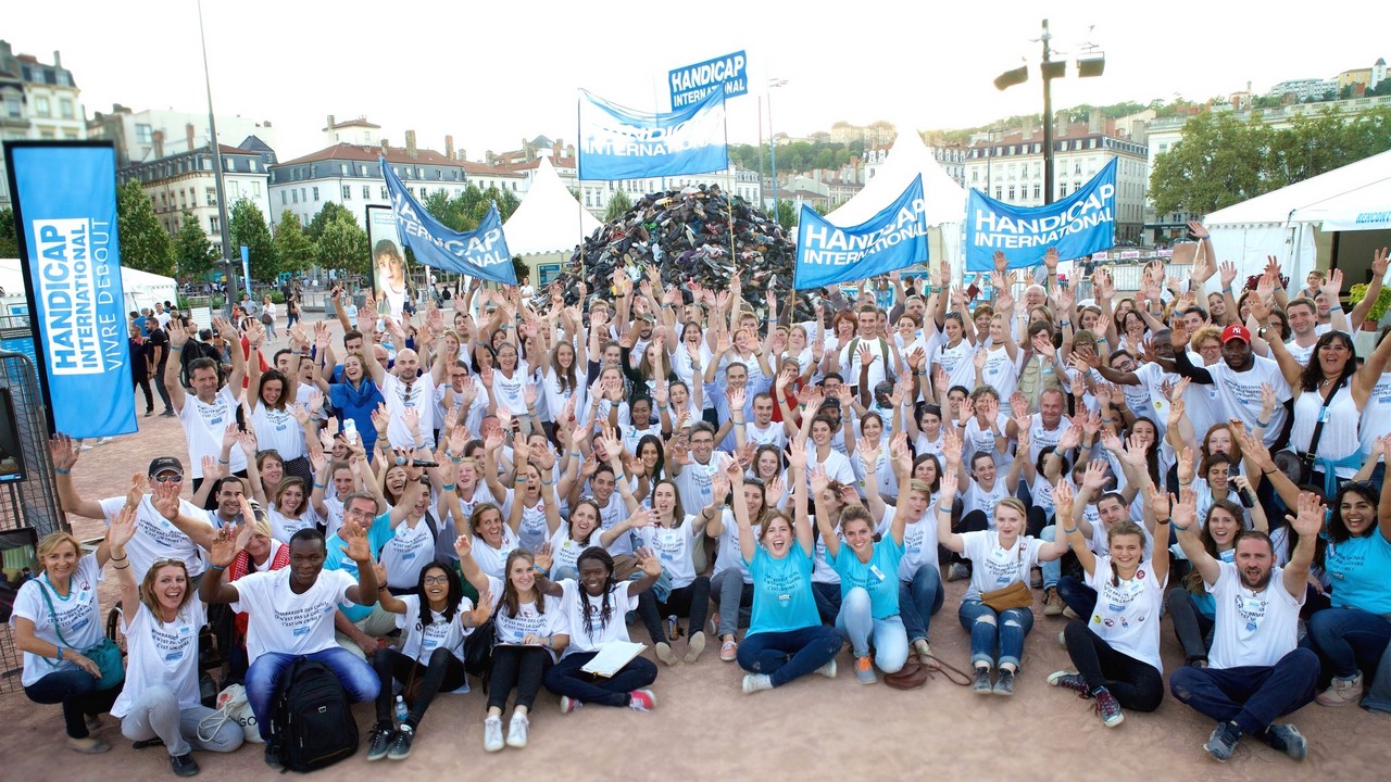 Bénévoles lors d'une précédente édition de la Pyramide de chaussures de Handicap International