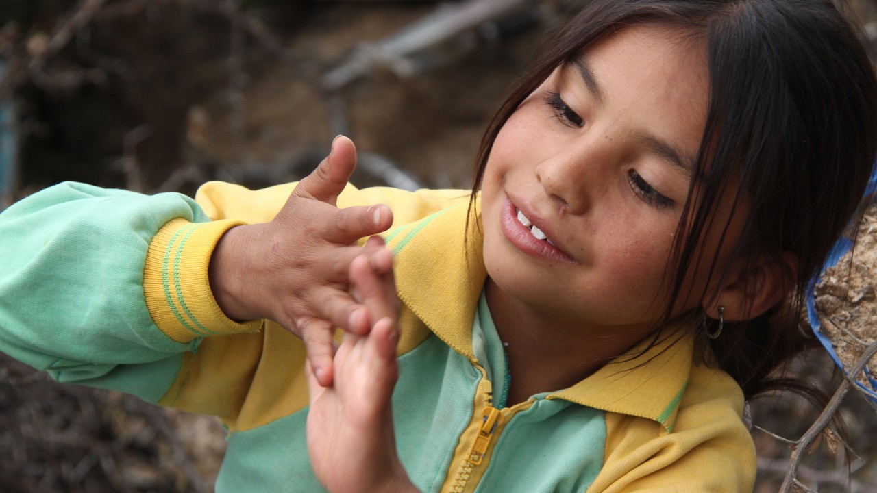 Déjà très expressive, la jeune Judith a rapidement appris la langue des signes