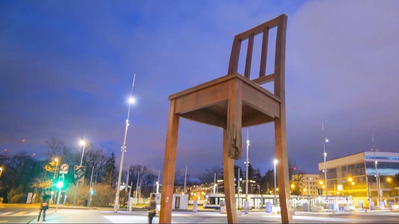 Broken Chair, le monument de Handicap International à Genève dédié aux victimes civiles des conflits armés