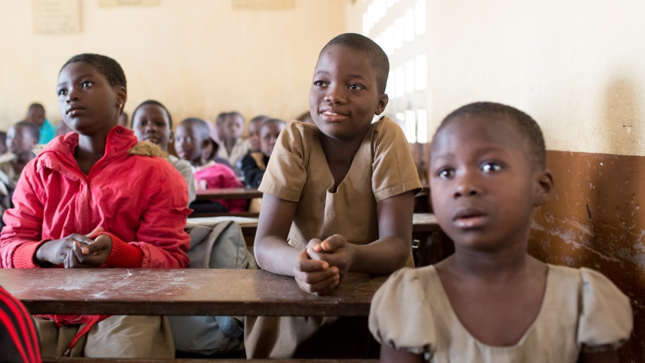 Moussifa, 9 ans (au centre), assiste aux cours de français dans sa classe de CE1 grâce à l'intervention de Handicap International.