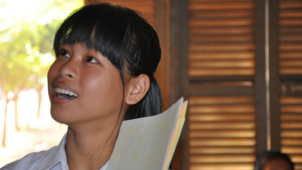 Kanha, jeune fille cambodgienne, a été amputée d'une jambe à 7 ans suite à l'explosion d'un reste explosif de guerre. Elle a pu retourner à l'école grâce à Handicap International qui lui a notamment fourni une prothèse.