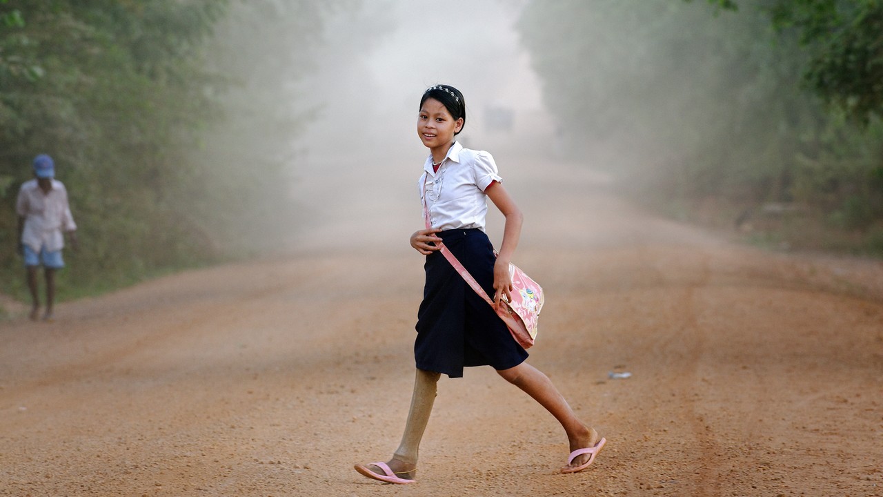 Au Cambodge, Kanha Then, 17 ans aujourd'hui, victime d'un reste explosif de guerre et amputée à 6 ans. Elle rêve de devenir médecin.