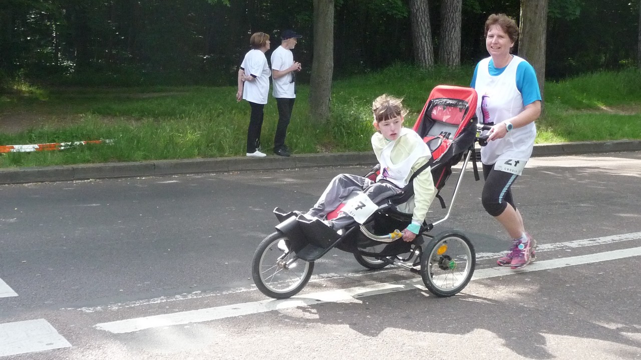 Sylvie et sa fille Léonie lors de l'édition 2015 de Courir Ensemble, la course solidaire organisée par Handicap International © D.R.