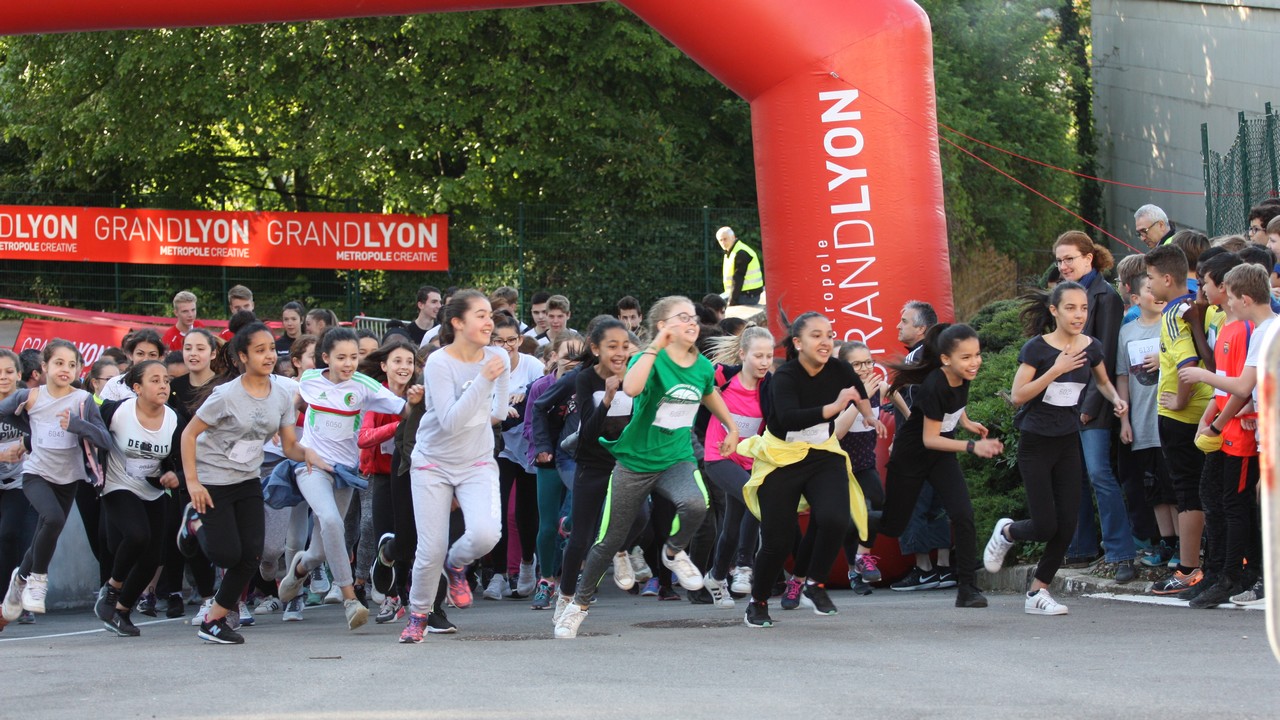 Des centaines d'élèves ont pris part au 4e cross solidaire du collège Jean-Perrin à Lyon, au profit de Handicap International