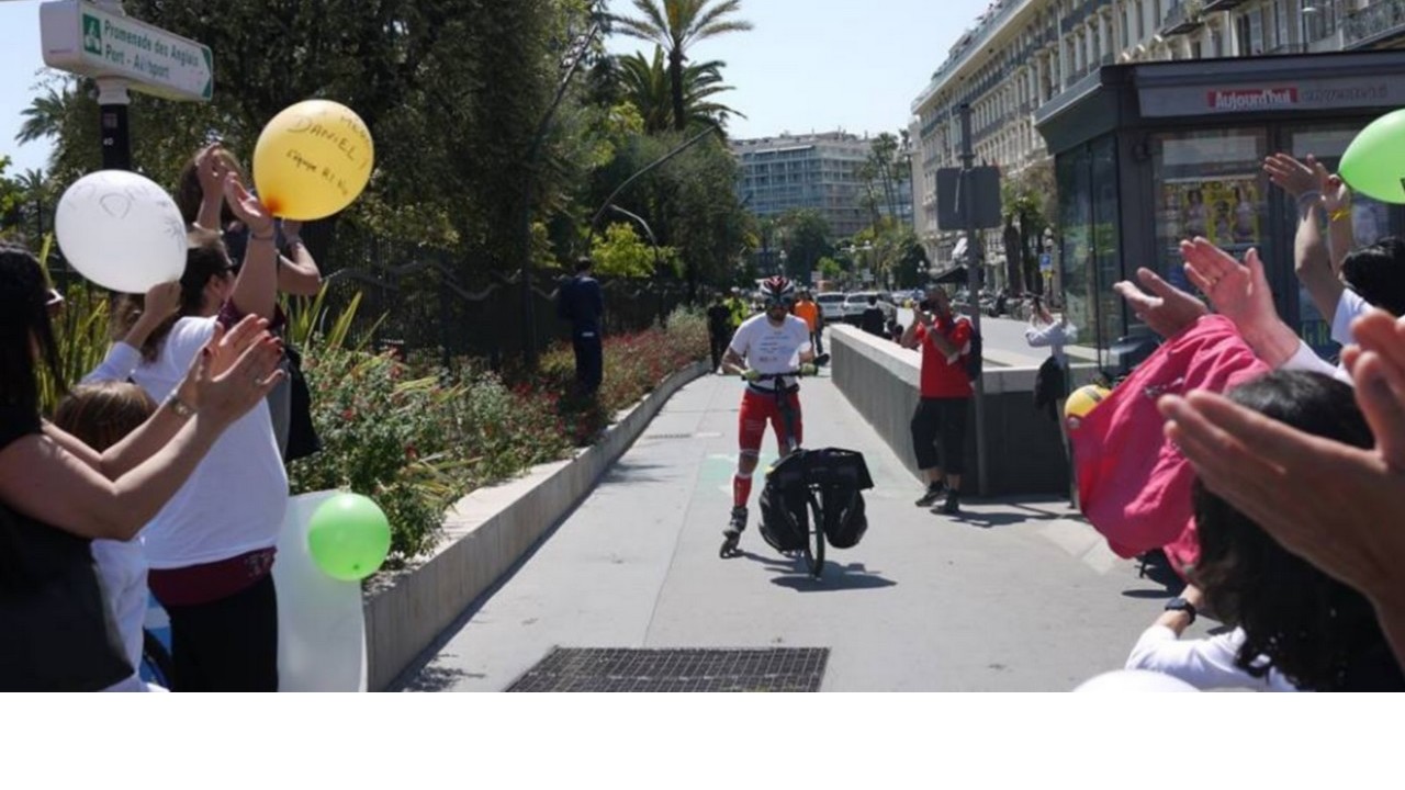 Daniel Mihalcea à son arrivée à Nice, après avoir parcouru près de 2 000 kilomètres en roller pour Handicap International depuis Berlin.