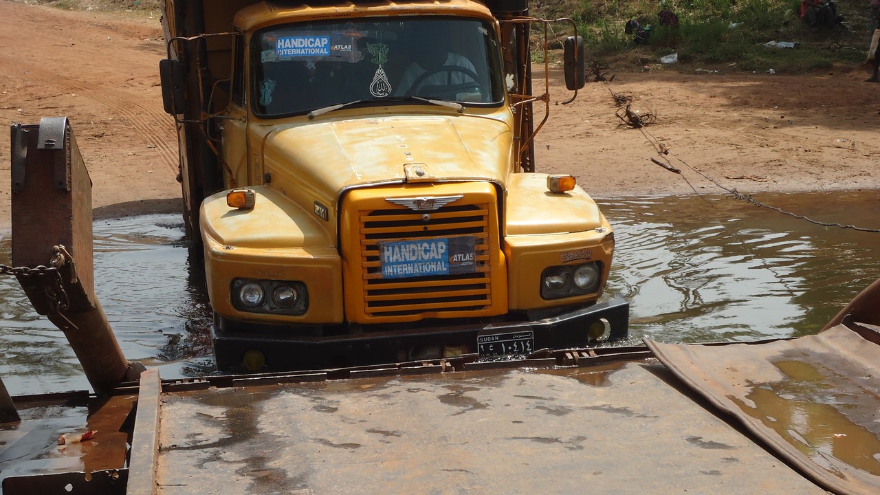 En République centrafricaine, Handicap International facilite l'acheminement de l'aide humanitaire des ONG dans les zones les plus reculées du pays.