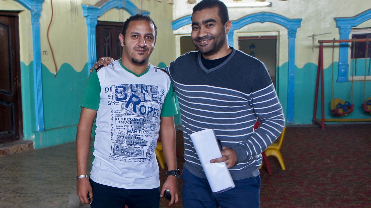 Kazem (à droite) avec Ahmed, l'un des beneficiaires du projet Idmag de Handicap International en Égypte, pour encourager l’inclusion des personnes handicapées dans le monde du travail