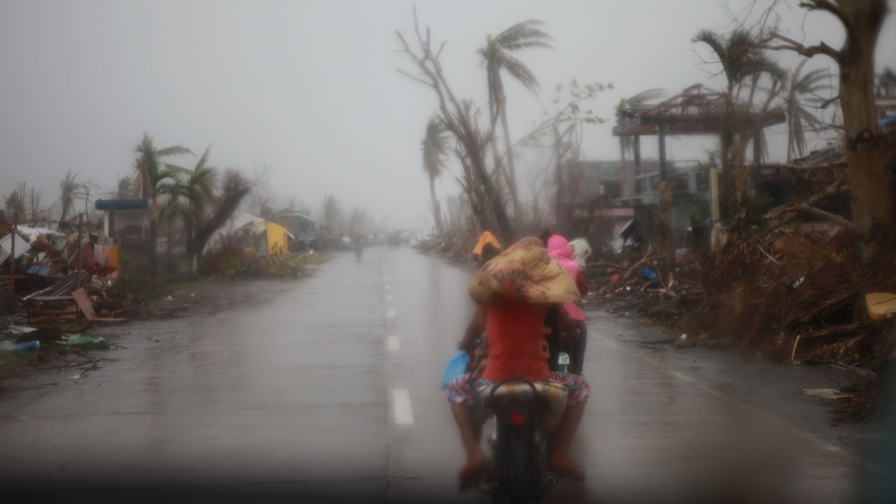 Handicap International présente au sud de Tacloban, dans la province de Leyte violemment touchée par le typhon Haiyan, Philippines, novembre 2013.