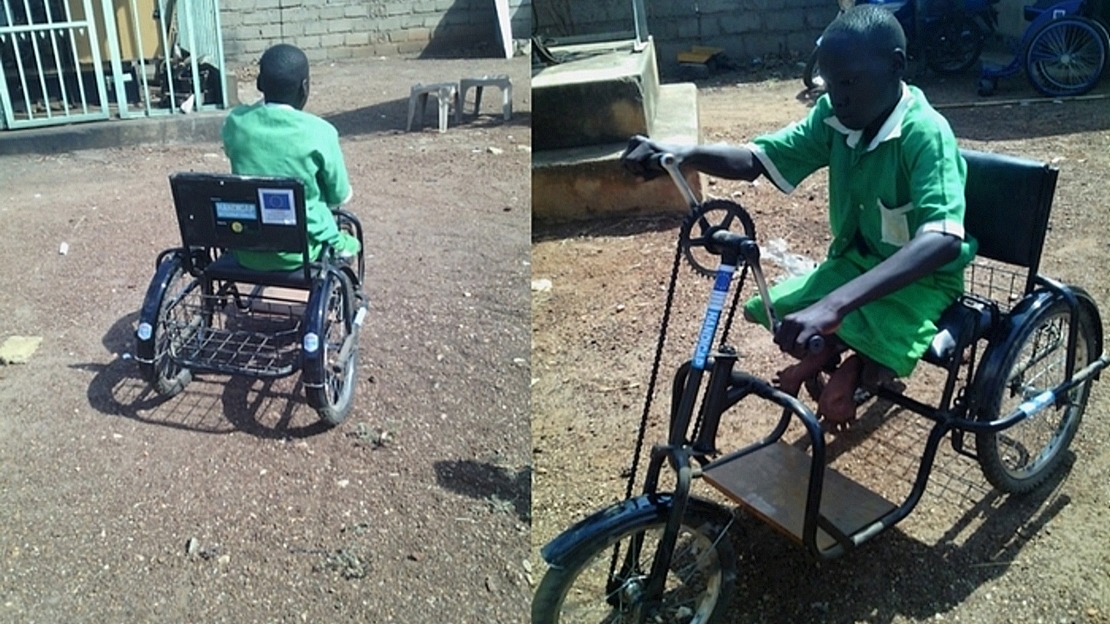 Grâce au tricycle fourni par Handicap International, Emmanuel peut se déplacer sans demander de l’aide.