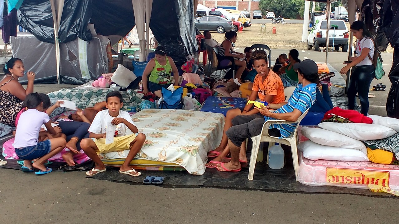 Portoviejo (province de Manabi, Équateur), familles hébergées d'urgence sur la piste de l'aéroport de Portoviejo suite au séisme du 16 avril dernier (photo d'archive Handicap International).