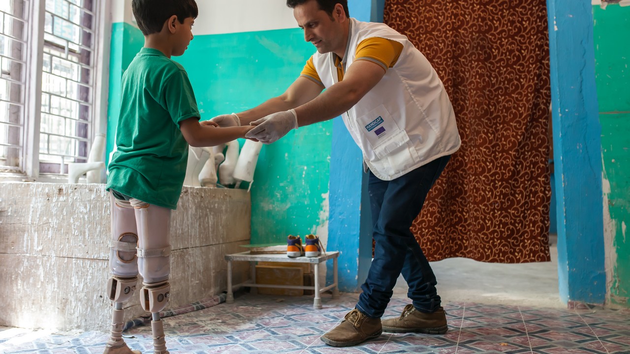 Fayaz, 5 ans, amputé des deux jambes après l'explosion d'un reste explosif de guerre quand il avait 3 ans. Il a reçu des prothèses de Handicap International et suit des séances de réadaptation.