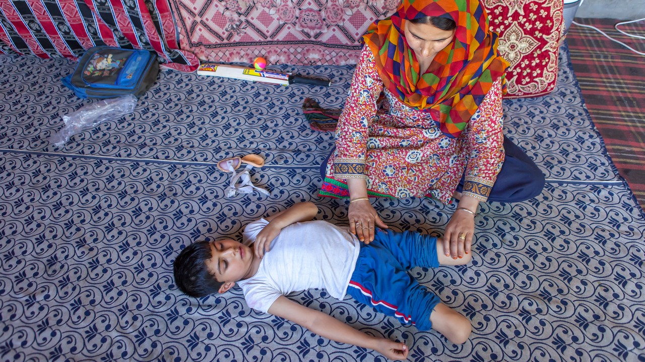 Fayaz, 5 ans, a perdu ses deux jambes suite à l'explosion d'un reste explosif de guerre quand il avait 3 ans. Il a reçu des prothèses de Handicap International et bénéficie de séances de réadaptation.