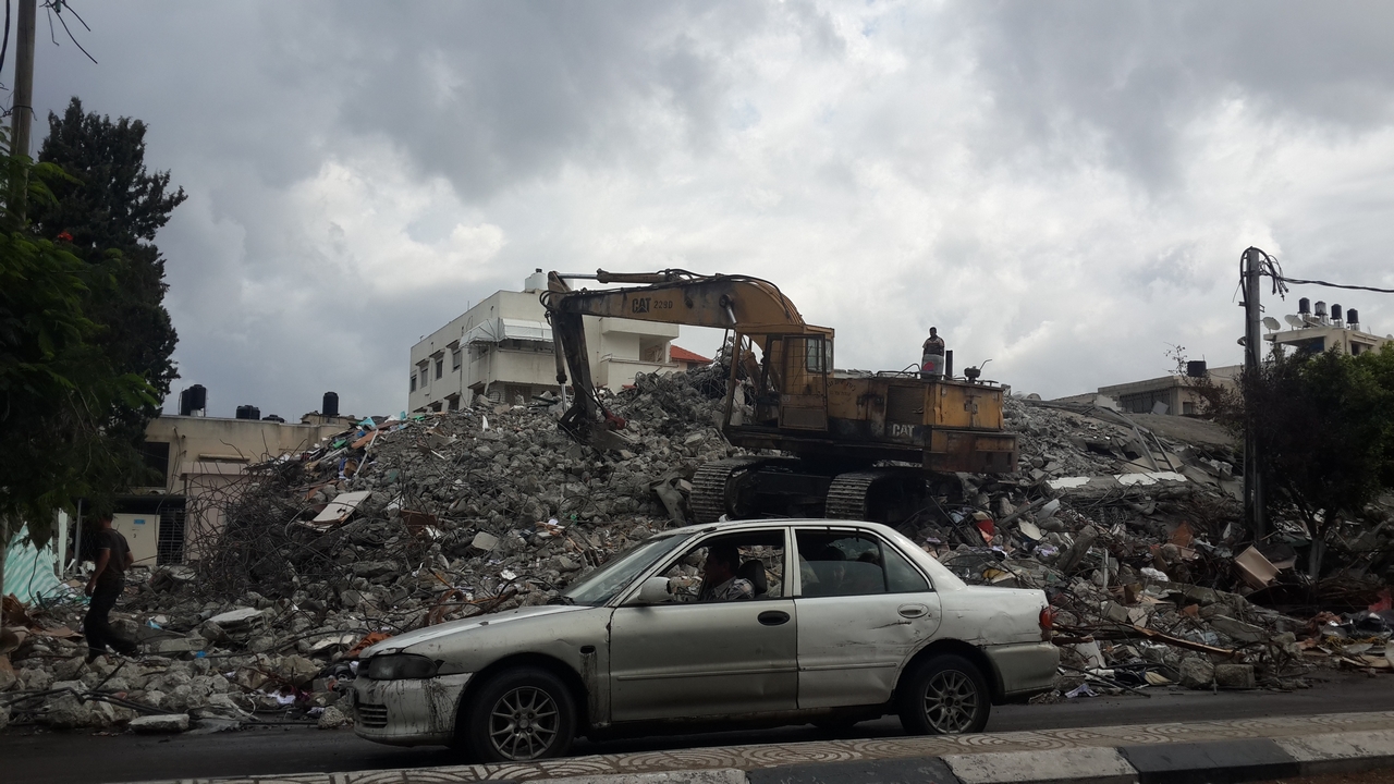 Handicap International a lancé un programme de sensibilisation aux restes explosifs de guerre à Gaza.Il resterait 7 000 munitions et engins non explosés. La plupart sont mêlés aux décombres. 